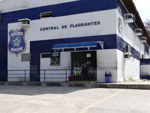 Jovem é preso com drogas em oficina de motos na Barra de Santo Antônio