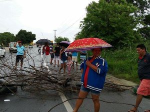 Moradores bloqueiam trecho da BR-104 e protestam contra a falta de infraestrutura