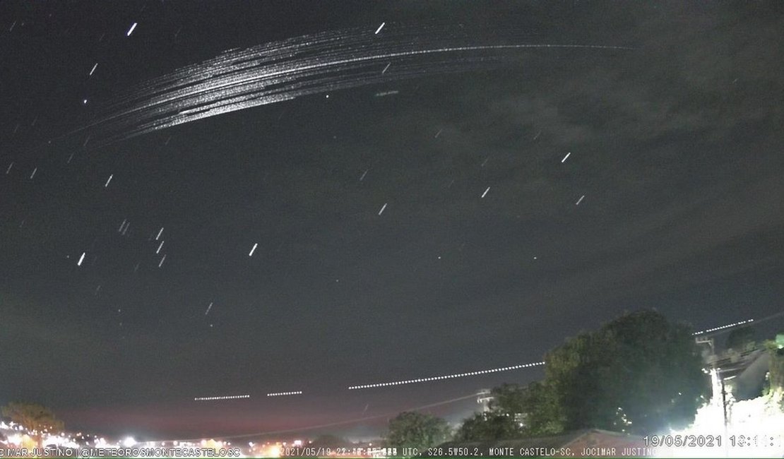 Satélites da SpaceX são vistos no céu de SC