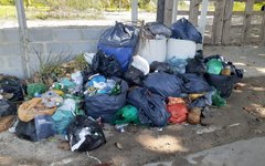São Miguel dos Milagres: cidade turística sofre com lixo abandonado
