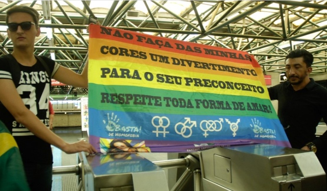 Manifestantes protestam em estação de metrô pela morte de comerciante e contra a homofobia