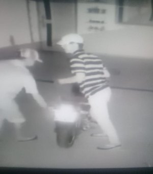 [Vídeo] Jovens são flagrados furtando moto de dentro de residência em Arapiraca