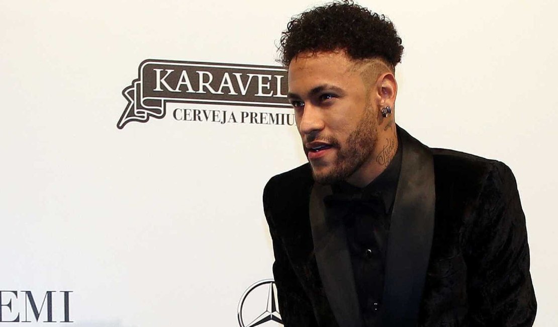 Neymar passa por avaliação e já pode tirar imobilização do pé