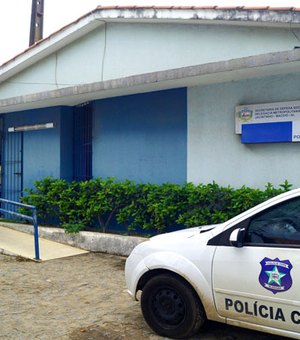 Homem esconde drogas em casa abandonada no bairro do Jacintinho em Maceió