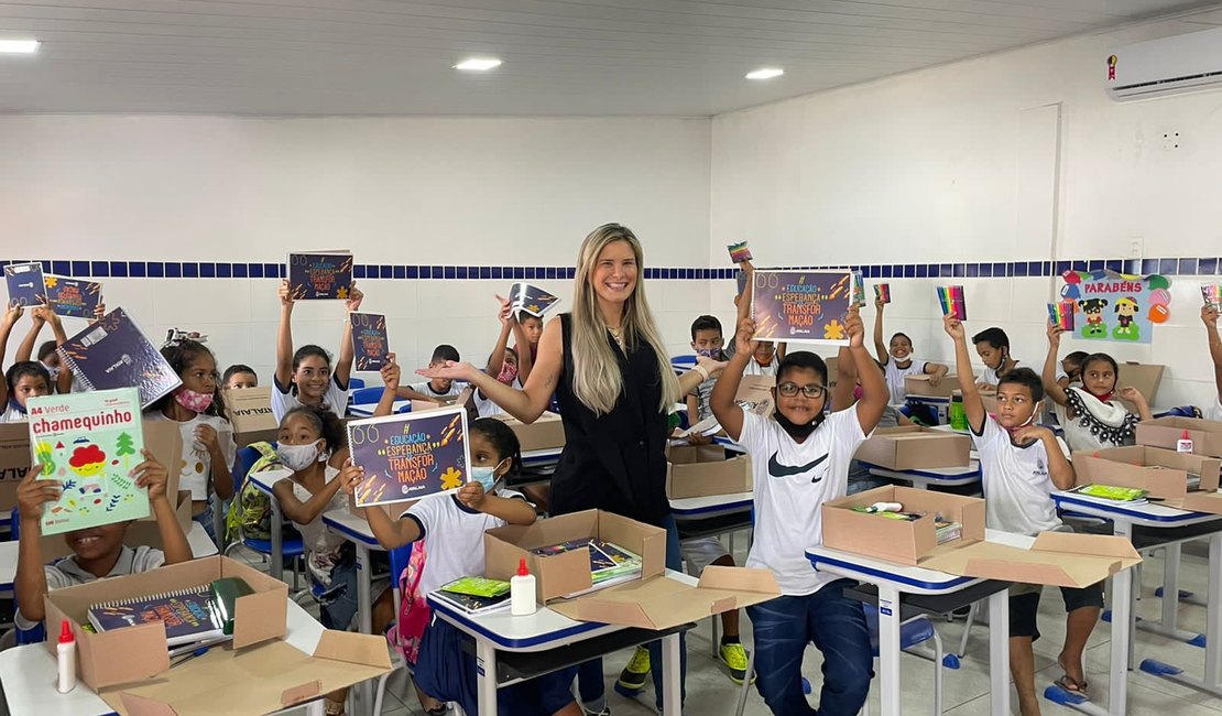 Prefeitura de Atalaia inicia entrega dos kits escolares para quase 10 mil alunos