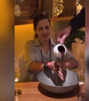 Restaurante que serve chocolate derretido nas mãos viraliza e acaba ridicularizado nas redes