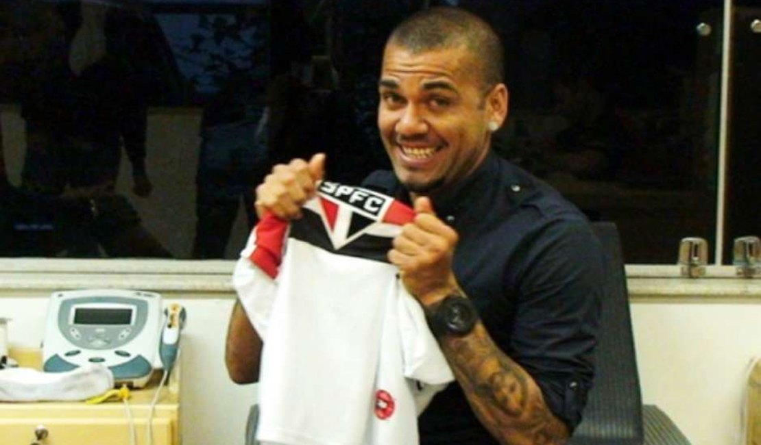 Dani Alves se manifesta após cirurgia no antebraço: 'Seguimos'