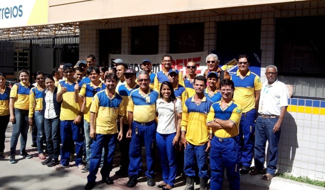 Funcionários dos Correios fazem greve e 90% dos serviços estão parados