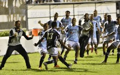 Elenco do ASA comemora gol do empate contra o Central