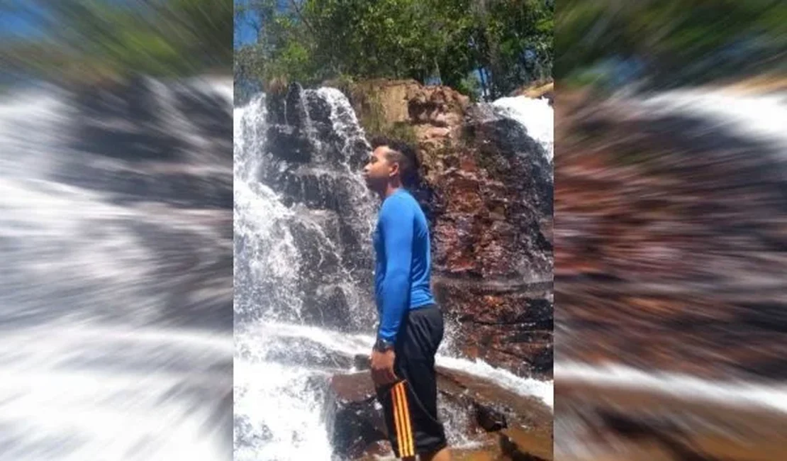 Homem monta cubo mágico em 13 segundos e vídeo viraliza
