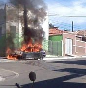 Carro pega fogo e assusta moradores de Feira Grande