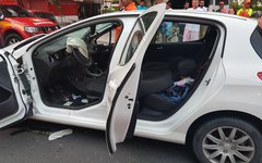 Colisão entre carro e micro-ônibus deixa universitário ferido