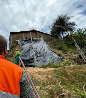 Cratera aumenta, causa desabameto e deixa pessoas desabrigadas no São Jorge
