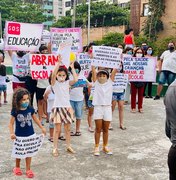 Protesto de pais e alunos pede retomada de aulas presenciais em Maceió