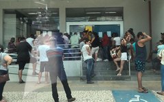 Pessoas ficam aglomeradas na frente de agências bancárias nesta segunda, 06 de abril