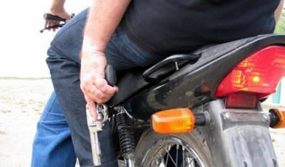 Dupla é presa por roubar motocicleta e polícia apreende drogas e objetos roubados