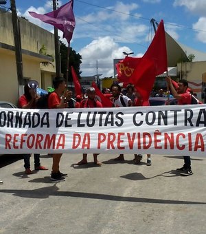 [Vídeo] Movimentos sociais saem às ruas de Arapiraca  contra Reforma da Previdência