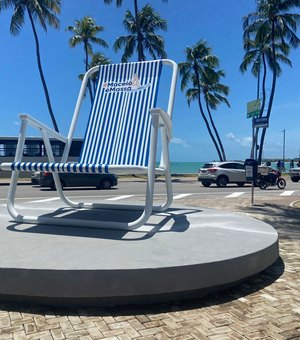 Cadeira de praia gigante chama a atenção de turistas e maceioenses na orla