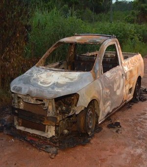 Comerciante tem carro incendiado em Delmiro Gouveia