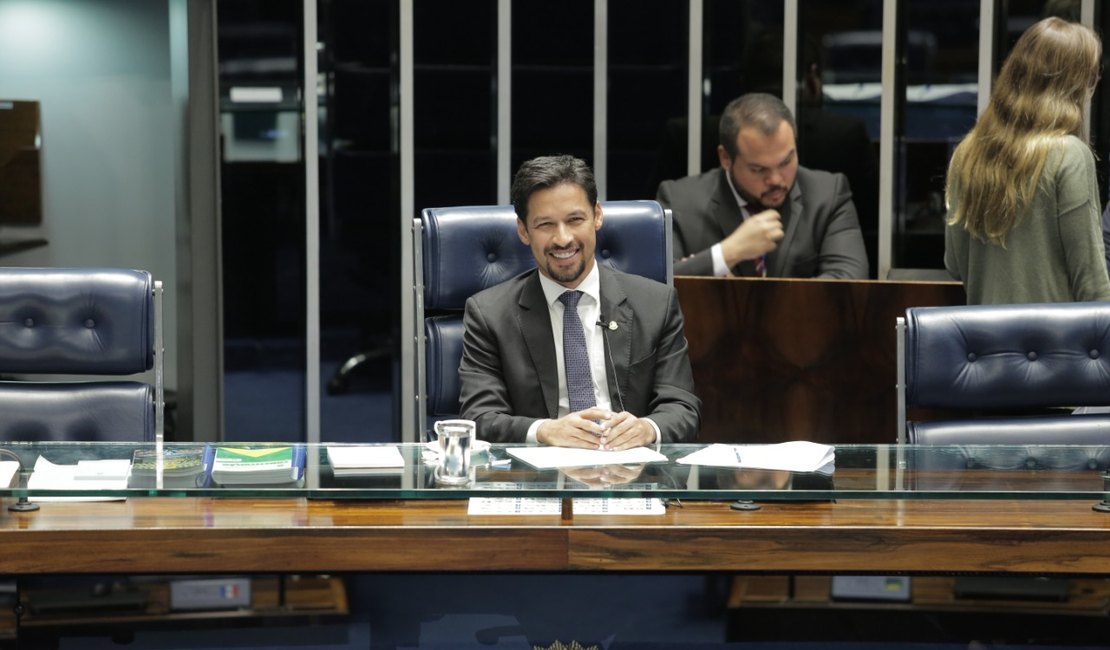 Rodrigo Cunha preside sessão do Senado pela primeira vez 