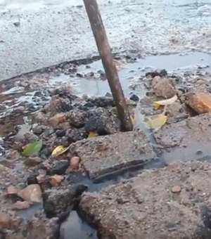 Vazamentos de água preocupam moradores de Arapiraca e Casal promete resolvê-los