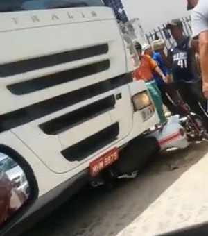 Motorista se distrai e bate caminhão em motocicleta
