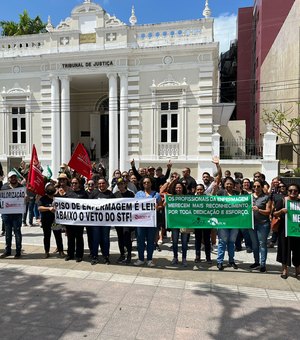 Profissionais de enfermagem protestam contra suspensão do piso salarial no Centro de Maceió