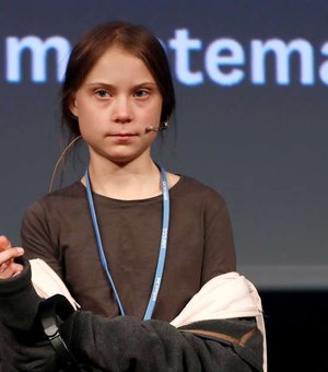 Greta Thunberg viaja sentada no chão de trem e gera críticas a empresa alemã