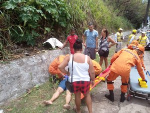Mulher de 60 anos fica machucada após cair de ribanceira em Jacintinho