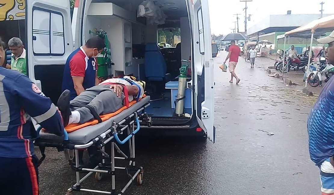 Motociclista é arremessado em pista após colisão em Mercado Público de Arapiraca