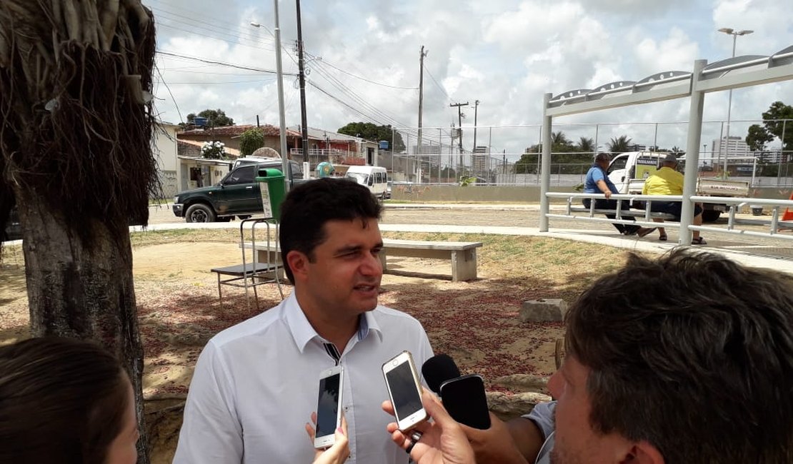 Prefeito vistoria obras e garante a revitalização de outros bairros da região
