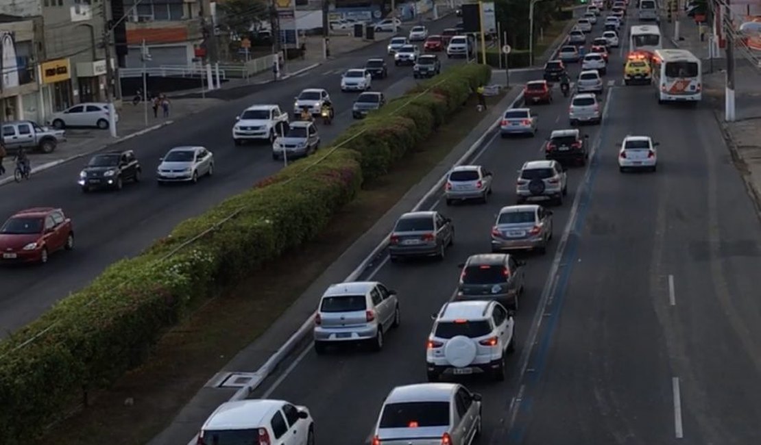 Número de infrações por uso de celular ao volante cai mais de 60%, diz SMTT