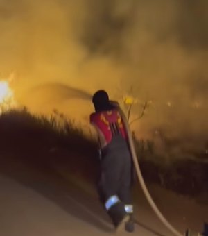 Incêndio causa perigo ao atingir grande área de vegetação em Porto de Pedras