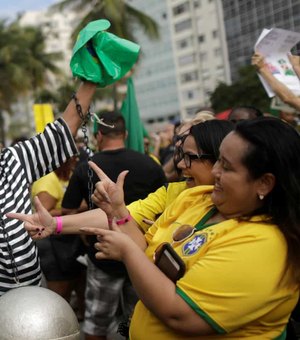 Ato no Rio tem pedidos de fechamento do STF e intervenção militar