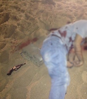 Corpo é encontrado com marcas de tiros na areia da Praia de Jatiúca