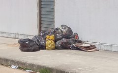 Bairros de Arapiraca ainda estão repletas de lixo domiciliar