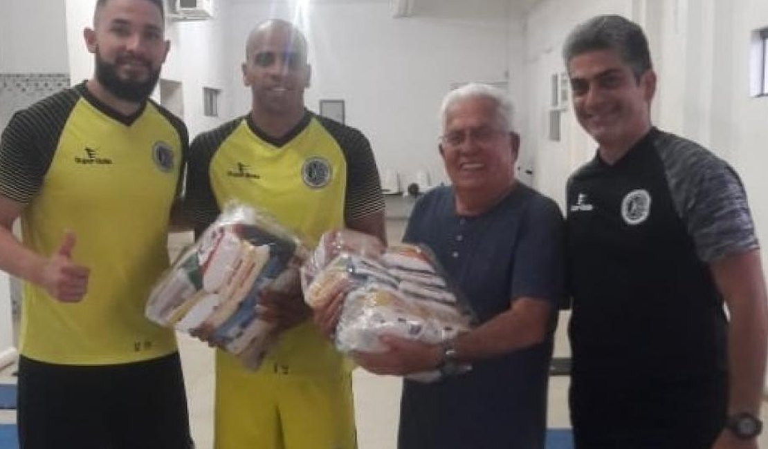 Jogadores do ASA doam alimentos para instituição e funcionários do clube
