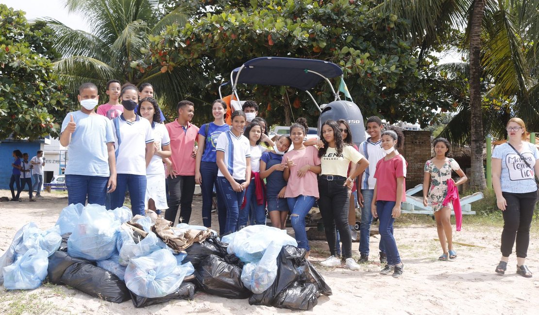Estudantes participam de mutirão de limpeza na Praia de Maragogi