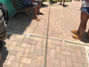 Homem picha praça e é obrigado a fazer reparação em Japaratinga