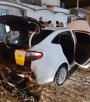 Dois carros pegam fogo em via pública no Tabuleiro do Martins