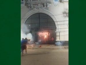 Torcedores do Vasco vandalizam São Januário após a goleada sofrida para o Flamengo