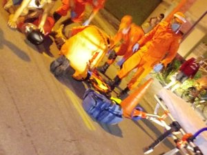 Carro colide contra poste e deixa três feridos na Pajuçara, em Maceió