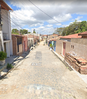 Troca de tiros causa pânico e deixa pessoa ferida no bairro do Jacintinho