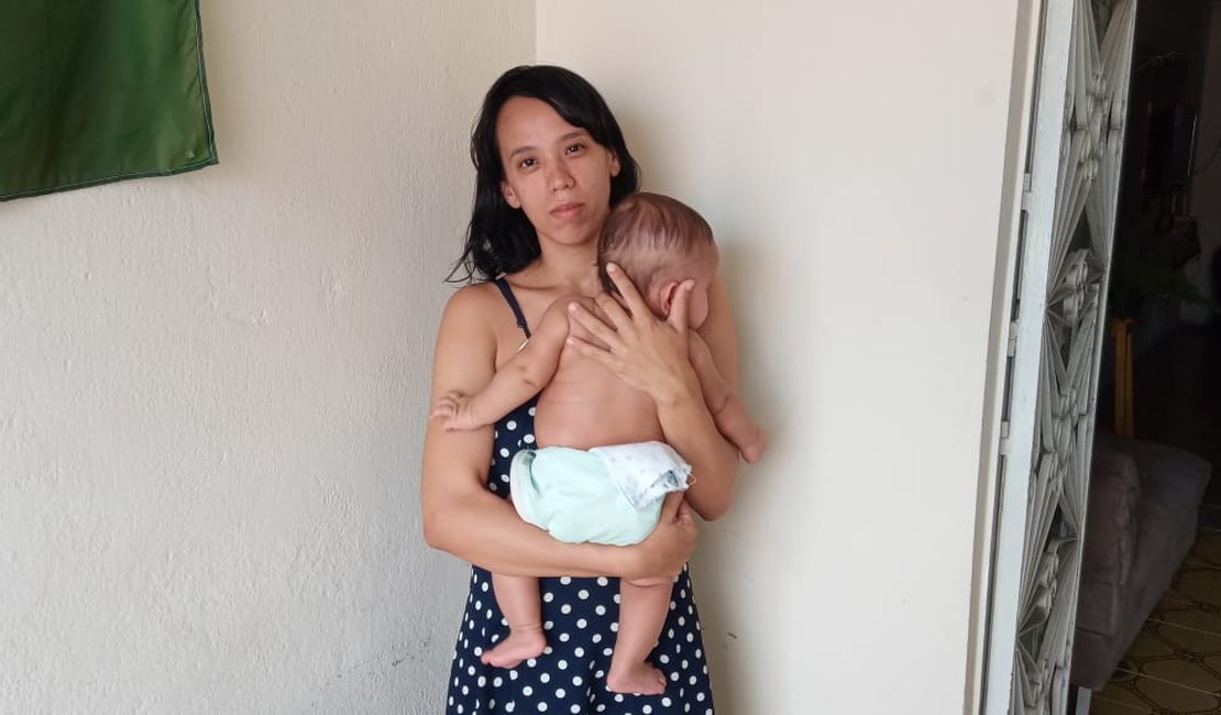 Desempregada, mãe faz apelo para comprar leite para o filho de 3 meses