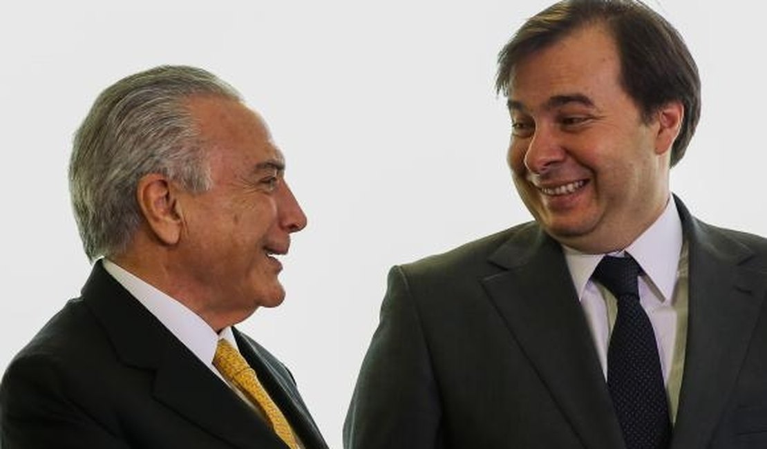 Em primeiro dia como presidente da Câmara, Rodrigo Maia visita Aécio Neves