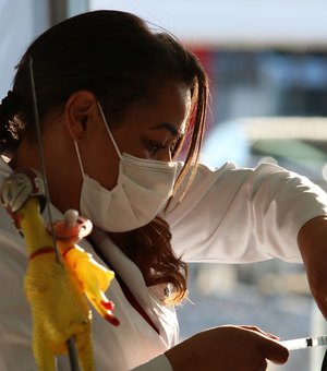 Vacinação contra covid-19 no Brasil salvou 63 mil idosos em 2021