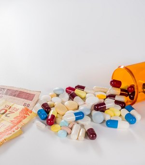 Uma dica é abastecer a caixinha de remédios antes do reajuste no preço dos medicamentos