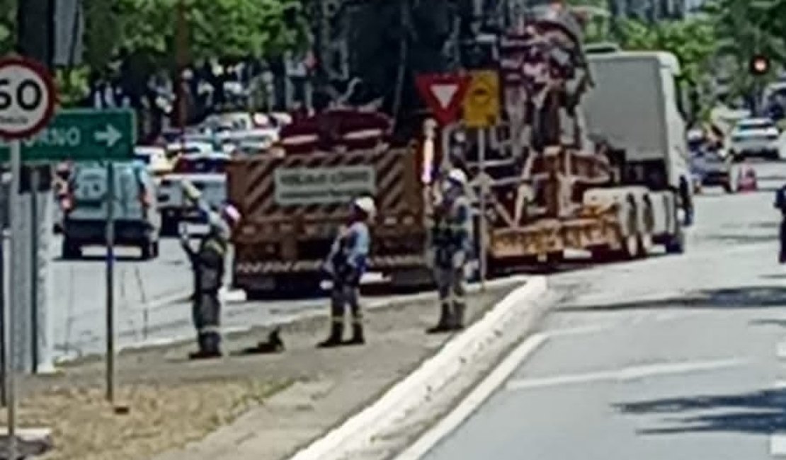 Caminhão passa por postes e arrasta fiação em trecho da Av. Fernandes Lima