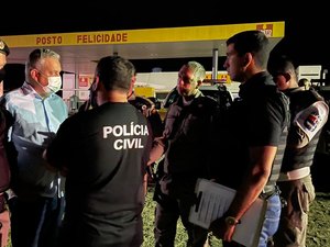 Policiais cumprem mandado de prisão e prendem mulher citada na Operação Quebra-Cabeça em Penedo
