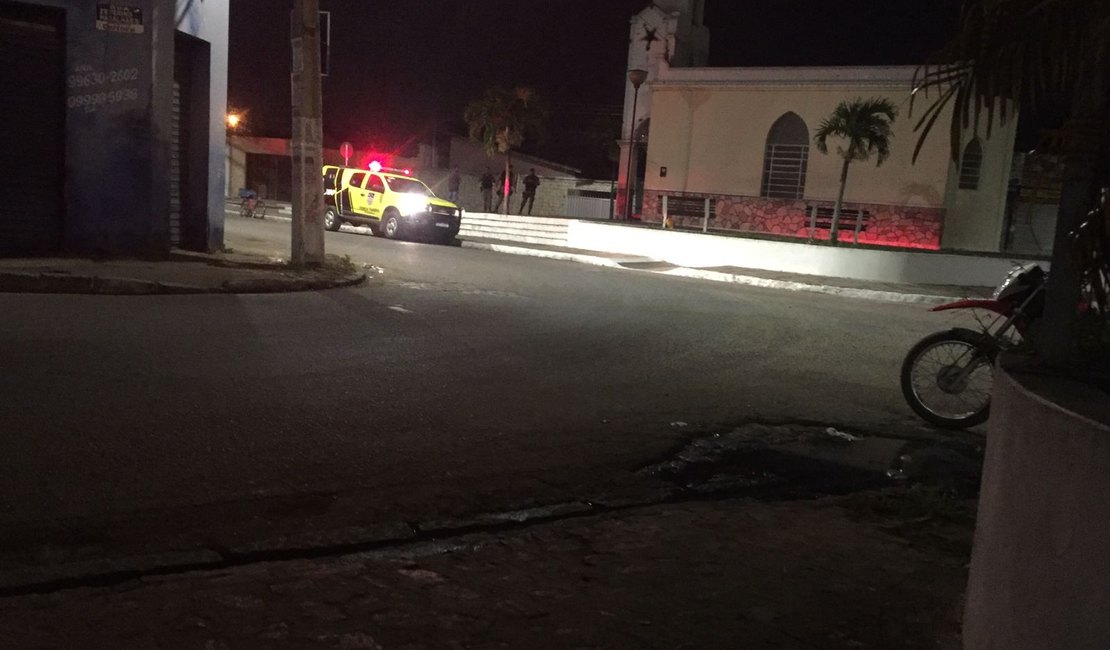 Morador de rua é assassinado no Centro de Arapiraca; corpo foi encontrado na porta de igreja